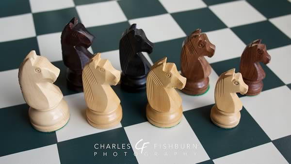 German Knight boxwood chess set