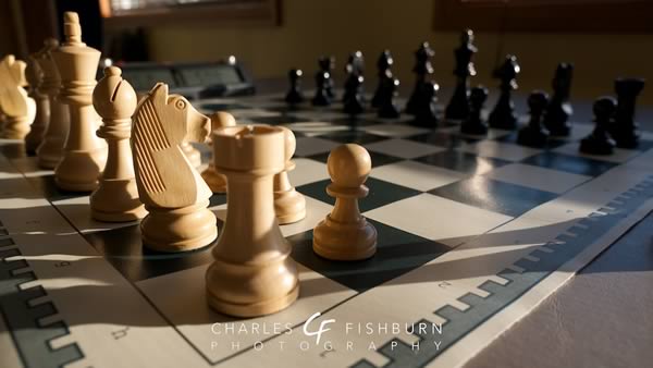 German Knight boxwood chess set